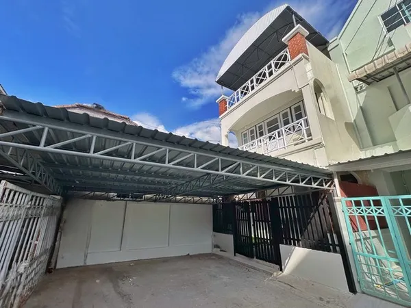 ขายทาวน์เฮ้าส์รีโนเวทใหม่ 3 ชั้น 6 ระดับ ประชาชื่น 27 ใกล้รถไฟฟ้า พร้อมอยู่ เฟอร์ใหม่ทั้งหลัง