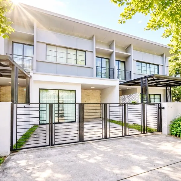 บิ๊กซี รังสิต 2.4 กม. ฟิวเจอร์พาร์ค รังสิต 4.2 กม. ม.รังสิต 3.8 กม. 3นอน ทาวน์โฮม 2 ชั้นให้เช่า พร้อมอยู่ กว้าง 22 ตร.วา