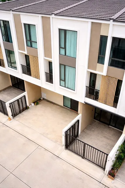 เลียบคลองหลวงแพ่ง MRT ศรีแบริ่ง 2.4 กม.ให้เช่าทาวน์เฮ้าส์ 3 ชั้น 20 ตร.ว. 240 ตร.ม. เฟอร์นิเจอร์ลอยครบ 3 นอน 4 น้ำ