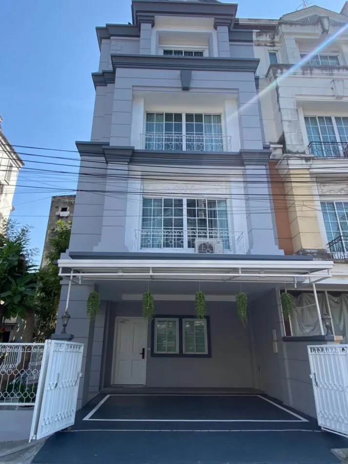 ให้เช่า ทาวน์โฮม 4 ชั้น Plus Park Avenue ลาซาล–ศรี