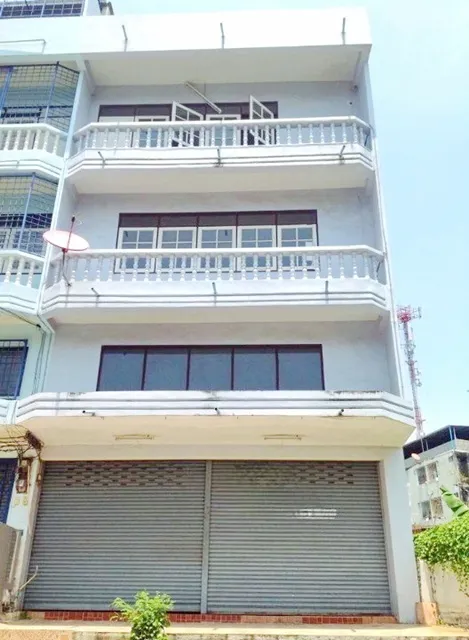 ตรงข้ามแสงจันทร์พระราม2 100ม. โลตัส พระราม 2 2.1 กม.ให้เช่าอาคารพาณิชย์ 3 ชั้น หลังมุม กว้าง 7เมตร ทำเลพระราม 2 รร.บางขุ