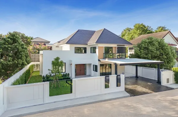 บ้านรีโนเวทใหม่ โครงการ กฤษดานคร20 ปิ่นเกล้า 121 ตร.ว. 406. ตร.ม. 4 ห้องนอน 5 ห้องน้ำ 1 ห้องแม่บ้าน 3 จอด  ใกล้ทางด่วน  กาญจนาฯ  ม.มหิดล เซ็นทรัลปิ่นเกล้า และตลาดสดธนบุรี