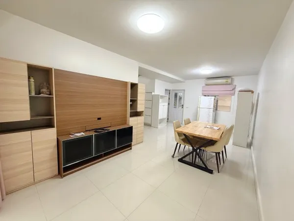 ให้เช่าทาวน์เฮาส์ถนนลาดพร้าว71ซอยสังคมสงเคราะห์10มี4นอน3น้ำแอร์2เครื่อง เฟอร์ 2 ห้องนอนมีตู้เตียง เช่า 18000บาท/เดือน ถ.