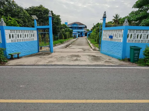 ขายถูกมาก!! บ้าน 2 หลัง บนที่ดิน 1ไร่ ติดถนน อ.วิเศษชัยชาญ จ.อ่างทอง ด้านหลังติดแม่น้ำน้อย ใกล้ตัวเมืองอ่างทอง 
20 กม.