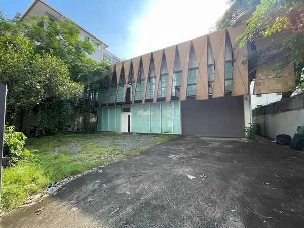 ให้เช่าโกดังขนาดใหญ่พร้อมออฟฟิศ บนเนื้อที่ 200 ตรว. ซอยบางนาตราด 32 ไฟฟ้า 3 เฟส เหมาะสำหรับทุกประเภทธุรกิจ ใกล้เซ็นทรัลบ