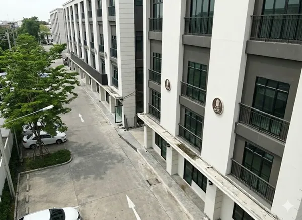 ออฟฟิศใหม่ ส่วนตัว 4 ชั้น ลาดพร้าว110-114MRT มหาดไทย 1กม. ให้เช่า รามคำแหง 51-57 ย่านธุรกิจ เดอะมอลล์ รามคำแหง 2 2.1 กม.