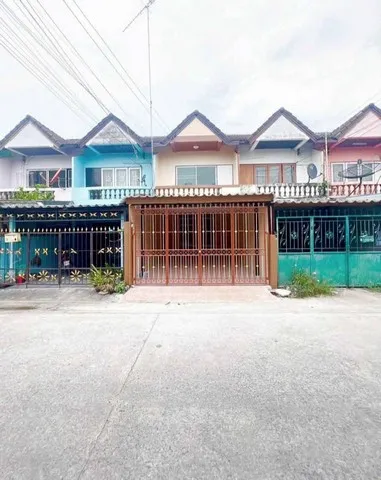 ขายบ้าน ทาวน์โฮมสองชั้น บ้านรีโนเวทใหม่ทั้งหลัง พร้อมอยู่ ที่อยู่ : ซอยหน้าวัดตาลล้อม ต.แสนสุข อ.เมืองชลบุรี