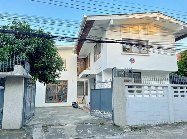 แอร์ 8 เครื่อง 6 นอน MRT บางซื่อ 2 กม.ให้เช่าบ้านเดี่ยว 2 ชั้น ใหญ่ 100 ตร.วา. 300 ตร.ม. ประชาชื่น ม.เซ็นจอห์น 2.2 กม. 7