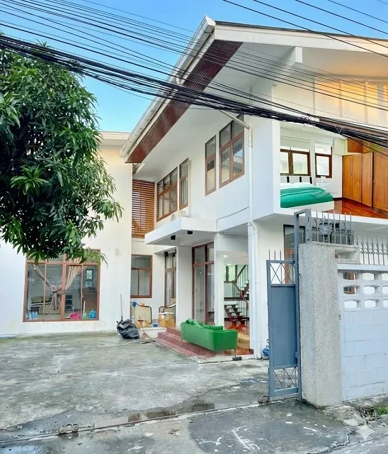 พร้อมเฟอร์ฯ เครื่องใช้ไฟฟ้าครบ แอร์ 8 เครื่อง 6 นอน MRT บางซื่อ 2 กม.บ้านเดี่ยว 2 ชั้น ใหญ่ 100ตร.วา. 7น้ำ ประชาชื่น ม.เ