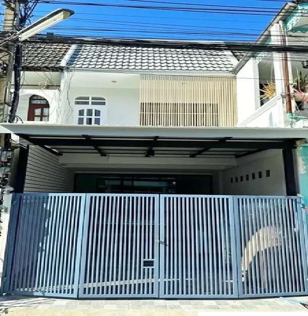 แฮปปี้แลนด์ เดอะมอลล์ บางกะปิ 1.5กม. MRTแยกลำสาลี 2.1กม.ให้เช่าทาวน์โฮม 2 ชั้น 16 ตร.วา. 130 ตร.ม. ม.นิด้า 3กม. เสนาวิลล