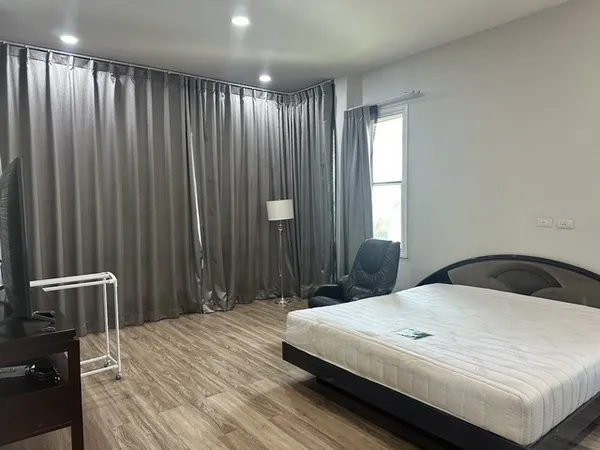 ให้เช่าบ้านเดี่ยว ใกล้ตลาดหนองมน ชลบุรี ติดถนนสุขุมวิท ในโครงการ ติดทะเลชายหาดส่วนตัว เนื้อที่ 148 ตร.ว. ย่านบางแสน