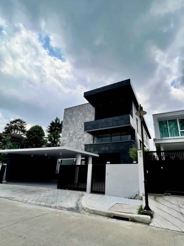 ขายบ้านสร้างใหม่ มีสระว่ายน้ำส่วนตัว พร้อมลิฟท์ บนถนนรัชดาภิเษก ใกล้สี่แยกวงศ์สว่าง