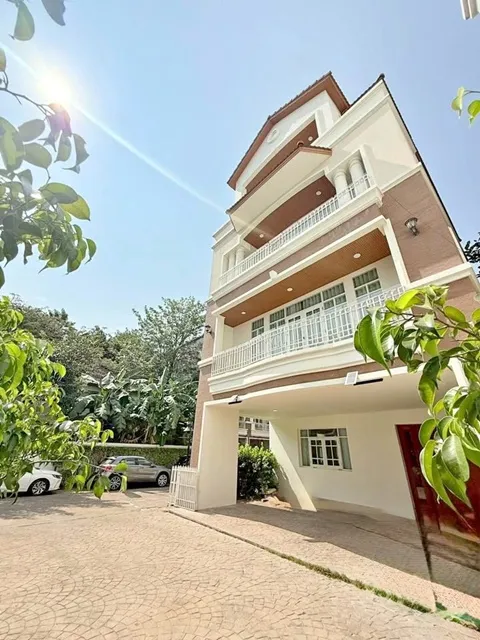 ทำเล Penthouse Thonglor BTS เอกมัย 1.6กม. ทาวน์โฮมสุดหรู 4 ชั้น ดองกิ มอลล์ ทองหล่อ 1.4 กม. 25 ตร.วา. 400 ตร.ม. ฟังก์ชัน