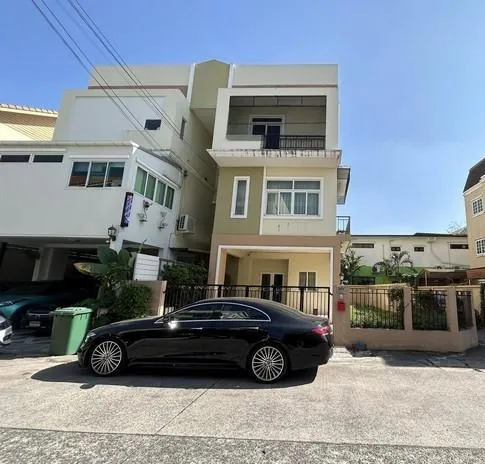 ให้เช่าทาวน์โฮม 3 ชั้น 39 ตร.ว. หมู่บ้านลภาวัน 17 ตำบลบางรักน้อย ใกล้ BTS บางรักน้อย