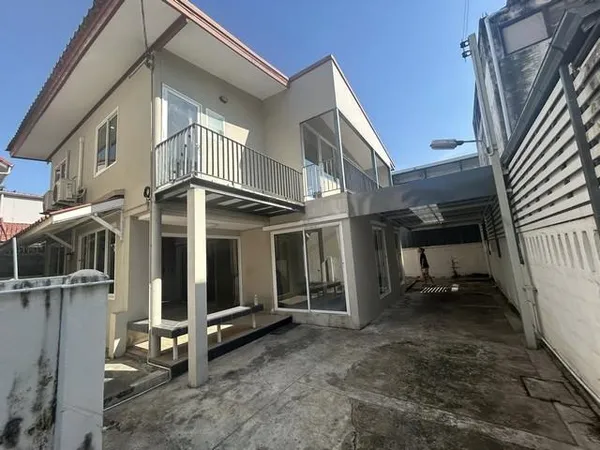 ให้เช่าบ้านเดี่ยว 2 ชั้น 54 ตร.ว. ซอยโชคอำนวย ย่านห้วยขวาง ใกล้ MRT สุทธิสาร