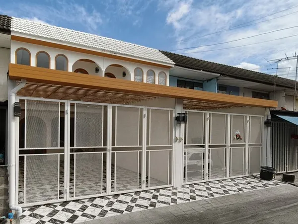 ขายทาวน์เฮ้าส์ รีโนเวทใหม่ทั้งหลัง หมู่บ้านร่มไทร ซอยคลองลำเจียก 10 เนื้อที่ 16 ตร.ว. 2 ห้องนอน 1 ห้องน้ำ พร้อมอยู่