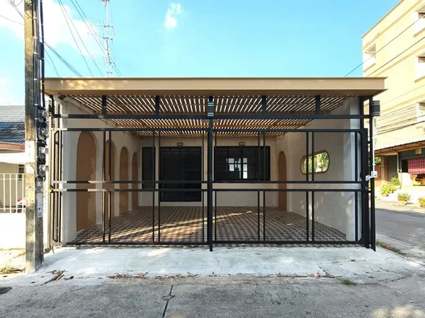 ขายทาวน์เฮ้าส์ 1.5 ชั้น รีโนเวทใหม่ หลังมุม หมู่บ้านทอรุ้ง ซอยนวมินทร์ 111 เนื้อที่ 22.5 ตร.ว. 2 ห้องนอน 1 ห้องน้ำ