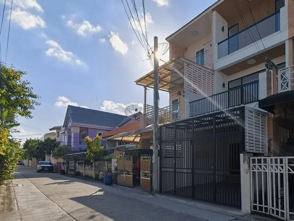 ขายทาวน์โฮม 3 ชั้น รีโนเวทใหม่ ลาดพร้าว 94 ซอยอินทราภรณ์ ขนาด 22 ตร.ว. 4 นอน 5 น้ำ ใกล้รถไฟฟ้าสายสีเหลือง สถานีโชคชัย 4