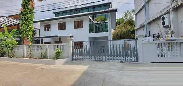 ให้เช่าบ้านเดี่ยว 2 ชั้น 70 ตรว. ย่านโชคชัย 4 ลาดพร้าว นาคนิวาส เหมาะทำโฮมออฟฟิศ ใกล้เลียบด่วน ใกล้ MRT โชคชัย4 จอดรถ 7