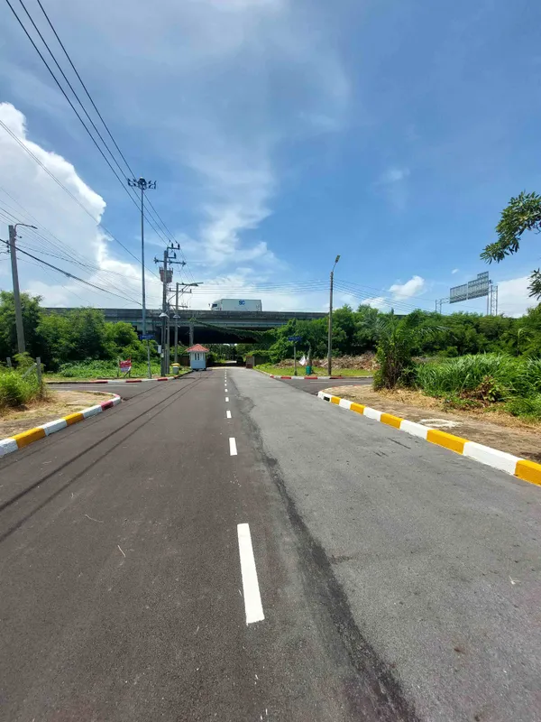 ขายด่วนที่ดินเปล่า ทำเลดี แปลงมุมสวย ในหมู่บ้านมัณฑนา ศรีนครินทร์ (Manthana Srinakarin) ใกล้วงแหวน ถ.กาญจนาภิเษก ถ.ศรีนครินทร์ จังหวัดสมุทรปราการ