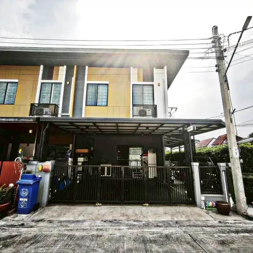 ขายทาวน์โฮม 2 ชั้น หมู่บ้านภัทราวรรณ  บางบัวทอง  ตกแต่งพร้อมอยู่  ( หลังมุม )