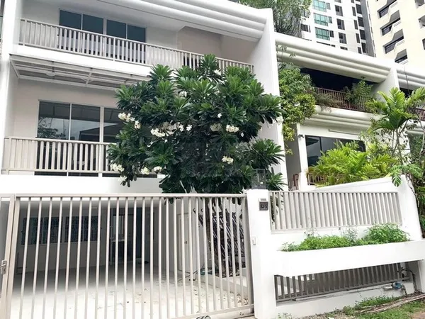 ขายทาวน์เฮ้าส์ 3 ชั้น ขนาดใหญ่ สุขุมวิท 31 ย่านสุขุมวิท ทองหล่อ พร้อมพงษ์ ตกแต่งพร้อมอยู่