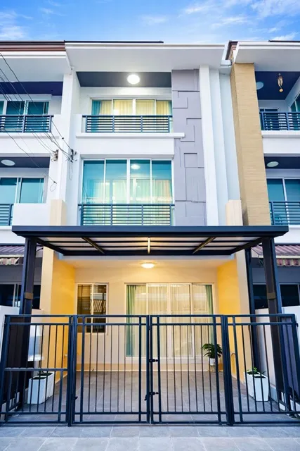 ให้เช่าทาวน์เฮาส์ ถ.ลาดกระบัง1-5 อ่อนนุช91 ARL ลาดกระบัง 2.9กม.สุขาภิบาล2 สุขุมวิท77 วงแหวน 3นอน บ้านกลางเมือง 3 น้ำ