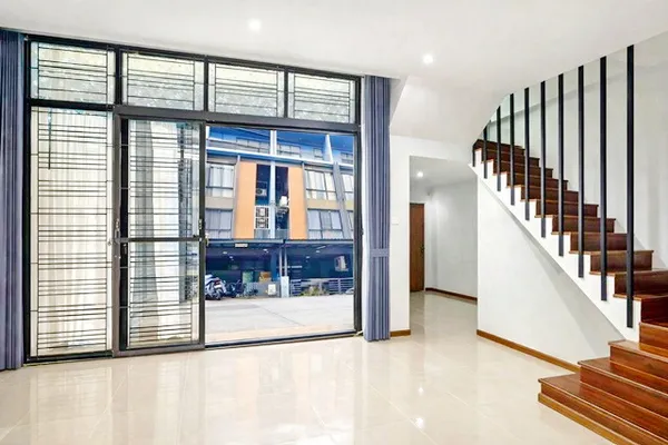 แจ้งวัฒนะ 33-37 MRT เมืองทองธานี 900 ม. MRT ศรีรัช 120 ม.ให้เช่าทาวน์โฮม 3.5 ชั้น แจ้งวัฒนะ เซ็นทรัลแจ้งวัฒนะ 1.6 กม. 27