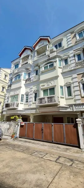 ให้เช่าทาวน์โฮมหรู 4 ชั้น โกลเด้น โฮม พาร์ค วิลล์ พื้นที่ใช้สอยมากถึง 280 ตรม 4นอน 5น้ำ ใกล้ โรงเรียนนานาชาติชรูว์สเบอรี