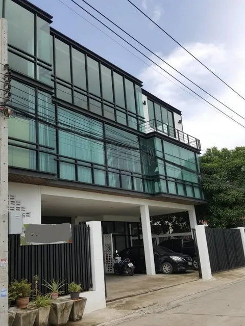 ขายโกดังโรงงานขนาดเล็ก พร้อมสำนักงาน 3 ชั้น ย่านลาดพร้าว 101 ใกล้วัดบึงทองหลาง