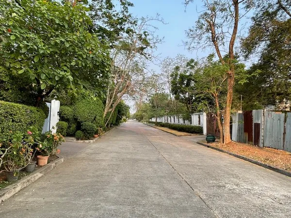 ขายที่ดินเปล่า 296 ตารางวา ซอยหมู่บ้านเสรีวิลล่า ศรีนครินทร์ 55 ใกล้ถนนศรีนครินทร์ และสวนหลวง ร.9 หลังห้างพาราไดซ์