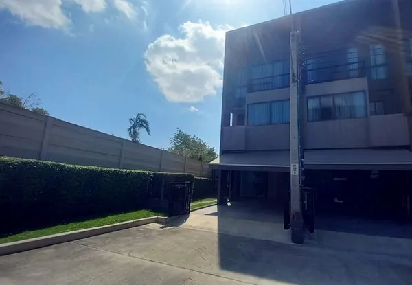 ขายทาวน์เฮ้าส์ หมู่บ้านกลางเมือง บางนา-วงแหวน ถนนกาญจนาภิเษก บางพลี สมุทรปราการ