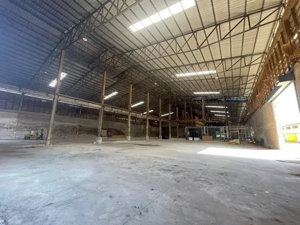 ให้เช่าโกดังขนาดใหญ่ พื้นที่สีม่วง 2,640 ตรม รถใหญ่เข้าได้ ติดถนนเส้นสุพรรณบุรี-บางบัวทอง