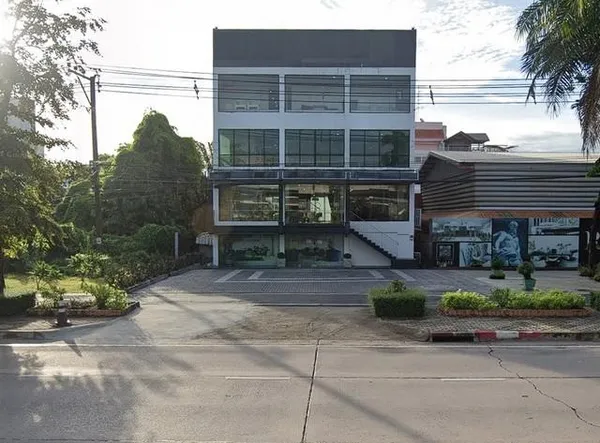 ให้เช่าอาคารโชว์รูม 4 ชั้น 1,200 ตรม. เลียบด่วนเอกมัย-รามอินทรา ติดถนนใหญ่ริมถนนประดิษฐ์มนูธรรม ใกล้เซ็นทรัลอีสต์วิลล์