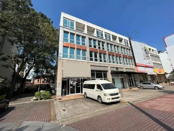 อาคารพาณิชย์ ติดถนนกรุงธนบุรี หน้า BTS วงเวียนใหญ่ สำนักงาน 4 ชั้นครึ่ง หลังมุม ย่านคลองสาน