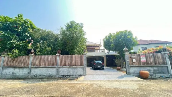 ขายบ้านหรูสไตล์คลาสสิกหลังใหญ่ มบ.มณียา 3 ท่าอิฐ 125.9 ตร.วา ตกแต่งด้วยไม่สัก-ไม้ประดู่ พร้อมสวนร่มรื่นและความเงียบสงบเป