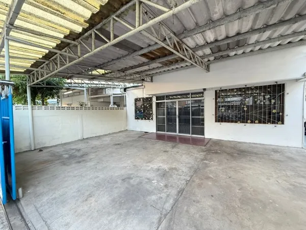 ให้เช่าบ้านเดี่ยวถนนรัชดา18ใกล้ MRTห้วยขวางมี4นอน2น้ำแอร์5เครื่องเฟอร์ไม่มี เหมาะทำออนไลน์ไลฟ์ขายของราคา30,000บาท/เดือน 