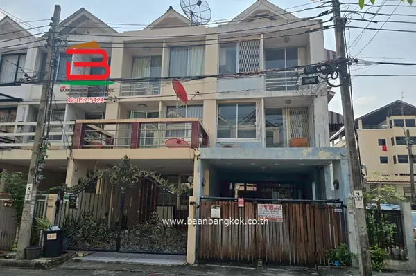 ทาวน์โฮม ซิตี้ทาวน์โฮมลาดพร้าว 80 (ใกล้ตลาดสะพานสอง) เนื้อที่ 22.8 ตรว. แขวงวังทองหลาง เขตวังทองหลาง