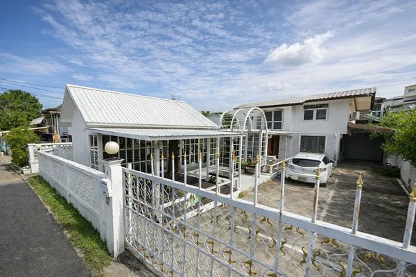 ทำเลปากเพรียว ใจกลางเมือง มีบ้านสองหลังในรั้วเดียวกัน พื้นที่กว้าง ขนส่งสระบุรี 1.2 กม.ให้เช่าบ้านเดี่ยว 2 ชั้น 2 นอน 2 