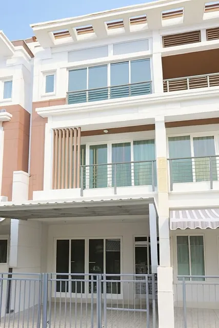 บ้านกลางเมือง 3 ชั้น สไตล์หรู 4 นอน ประชาอุทิศ เดอะซีน ทาวน์ อิน ทาวน์ รัชดา เหม่งจ๋าย