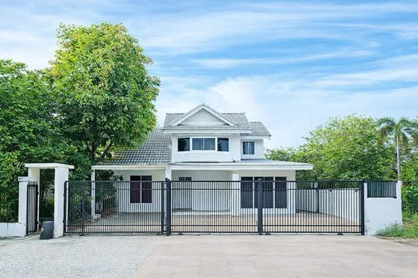 เฟอร์นิเจอร์ครบ 2-3 ห้องนอน ให้เช่าบ้านเดี่ยว 2 ชั้น หัวมุม ทำเลเด่น ใกล้ MRT สัมมากรเพียง 200 ม. รามคำแหง 110-112 บ้านก