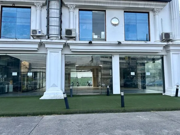 ให้เช่าพื้นที่ชั้น 1 ขนาด 161 ตร.ม. ริมถนนรัชดาภิเษก (ใกล้แยกสุทธิสาร) ติด MRT สุทธิสาร เหมาะทำ Showroom, office หรือ cl