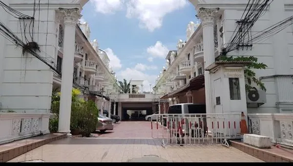 ให้เช่าทาวน์โฮม 4 ชั้น 28 ตร.ว. หมู่บ้าน ลีโอคลาสสิค เพลส ทองหล่อ 49 ใกล้ BTS พร้อมพงษ์