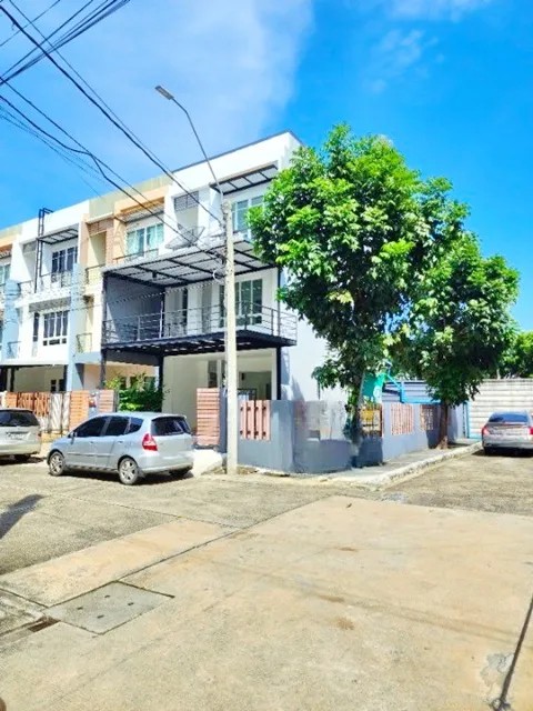 ทาวน์โฮมหลังมุม 3ชั้น 3นอน 3น้ำ ถนนกัลปพฤกษ์ 50 ม. BTS วุฒากาศ 1.7 กม. บริติชโคลัมเบีย 2.9 กม. 31 ตร.วา. 370 ตร.ม.