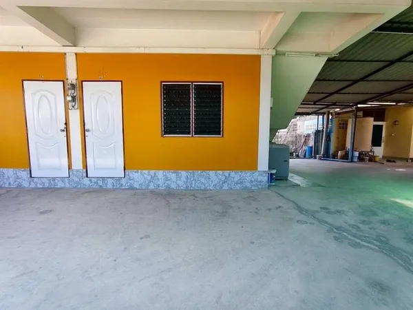 หอพักว่างปล่อยเช่าหนองตำลึงชลบุรี ซอยศาลเจ้าพ่อปลัดพลาย ห้องว่างชั้นล่าง 1 ห้อง ค่าเช่าเดือนละ 2600 บาท