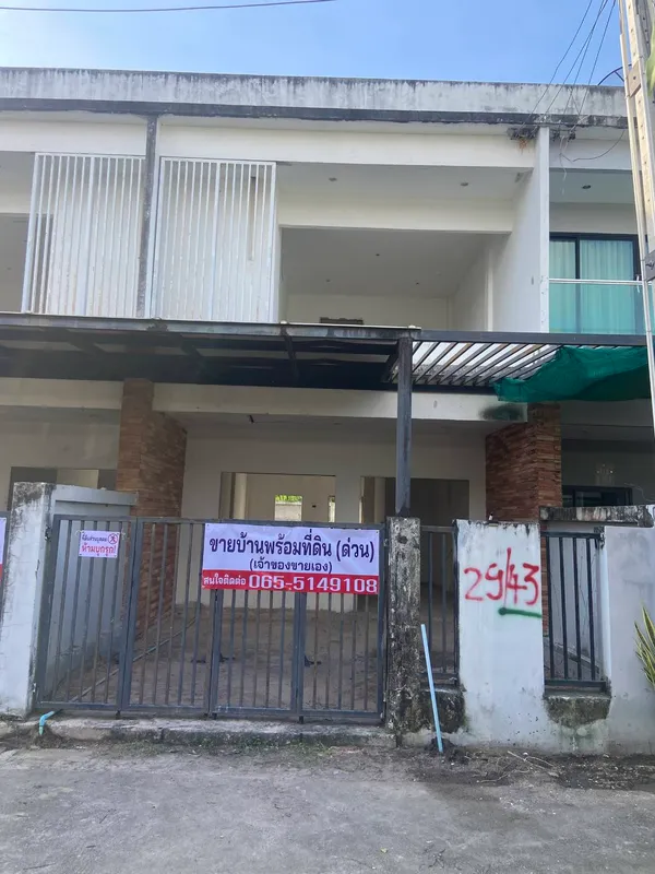 ขายทาวน์เฮ้าส์ 2 ชั้น (ขายตามสภาพ) หมู่บ้านนคราศิริ ซอยทุ่งกลม-ตาลหมัน19  บางละมุง จังหวัดชลบุรี