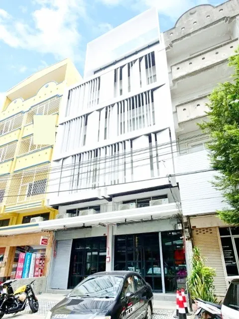 อาคาร โชว์รูม ให้เช่า 5.5ชั้น 2นอน 2น้ำ พร้อมทำธุรกิจ MRTไทรม้า 250ม. 2คูหา ใกล้รพ.พระนั่งเกล้า 1.4 กม.ขนาดใหญ่ 44 ตร.วา