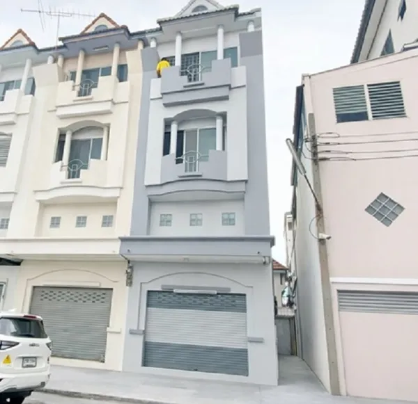 ให้เช่าอาคารพาณิชย์ 3.5 ชั้น 3นอน 3น้ำ 20ตรว. 280ตรม.พระจอมเกล้าลาดกระบัง 4.2 กม. Big C เคหะร่มเกล้า 150 ม. 7-Eleven 50ม