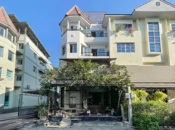 ทาวน์เฮ้าส์มือสอง 4 ชั้น โครงการ ศรีวรา ทาวน์อินทาวน์ หลังมุม 34 ตร.ว. 240 ตร.ม. ฟังก์ชัน 3 ห้องนอน 4 ห้องน้ำ 2 ที่จอดรถ ใกล้รถไฟฟ้าสายสีส้ม สถานีรามคำแหง  ทางด่วน  ฉลองรัช  และเซ็นทรัล อีสต์วิลล์