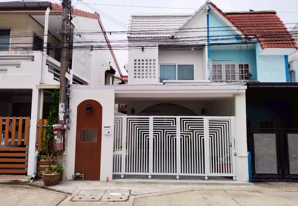 ขายบ้านแฝด หมู่บ้านฉัตรหลวง ซอยราษฎร์อุทิศ 54 เขตมีนบุรี กรุงเทพมหานคร